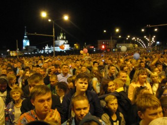 Весь город...