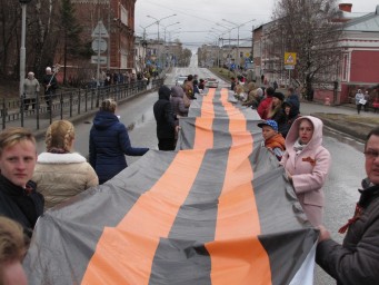 Георгиевская лента впереди Бессмертного полка