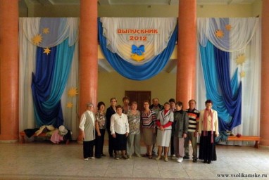 Одноклассники в фойе ДК Бумажников где проходил выпускной бал 50 лет назад