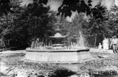Боровск.  Фонтан в парке у ДК Бумажник. 1962 год.jpg