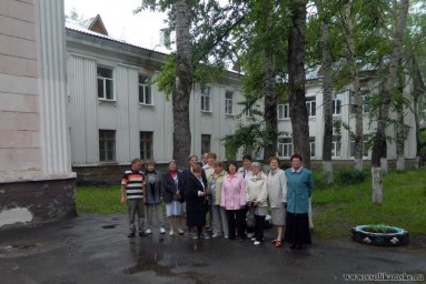 Одноклассники у школы 50 лет спустя11374