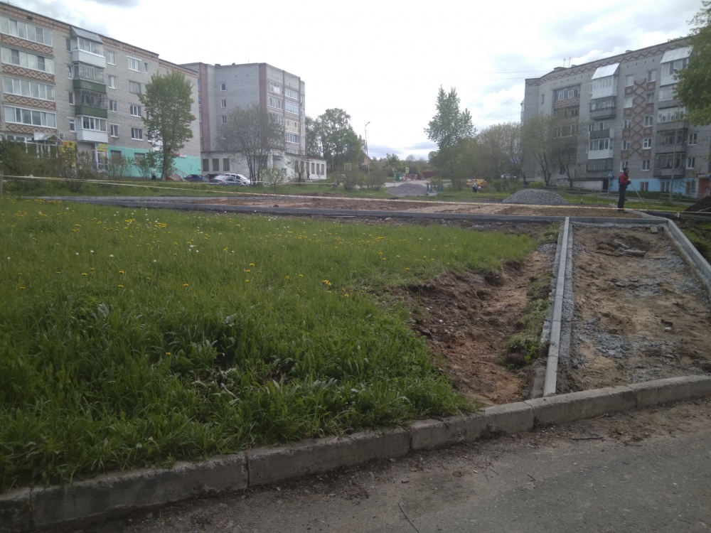 Работы на детской площадке на пересечении улиц Советская-Кузнецова идут полным ходом