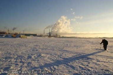 Одинокий рыбак на скованной льдом Каме.