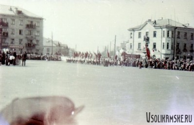 Боровск. Школа №13 на демонстрации. 1962 год.jpg