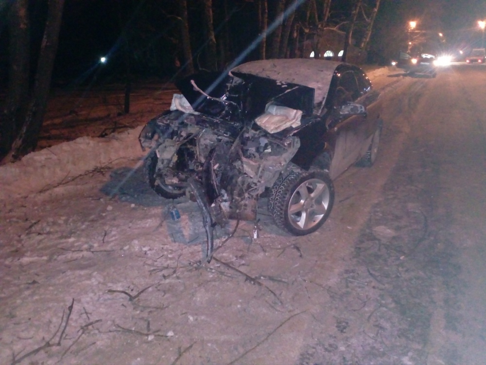 21 января на улице Коммунистическая автомобиль врезался в дерево