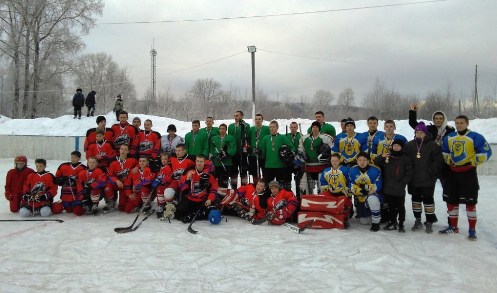 В Соликамске состоялся Открытый Рождественский турнир по хоккею среди дворовых команд