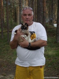 Нам помогала прибираться Рыся)))