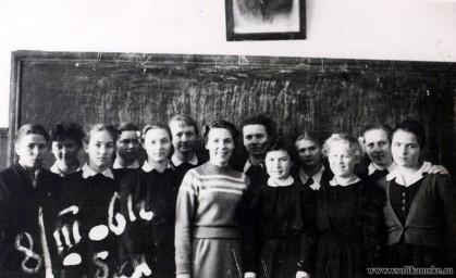 Девчонки с Дарьей Емельяновной, 1961 год.