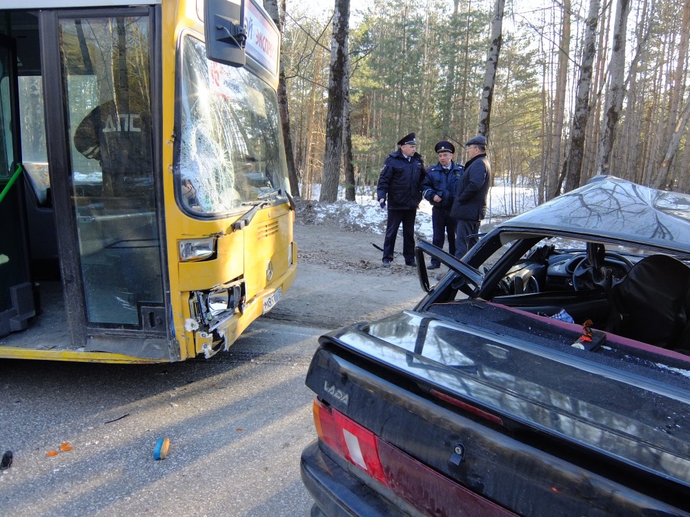 В Соликамске столкнулись пассажирский автобус и легковой автомобиль ВАЗ-2115