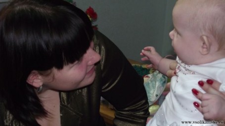 Ну что, доченька, будешь учиться вышивать?