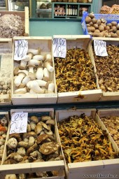 Грибочки на рынке Бокерия