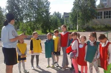 Будущие первоклассники микрорайона «Клестовка» совместно с сотрудниками ГИБДД изучили маршруты до школы 4