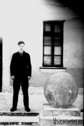 Боровск.  Школа № 13. Я у своей школы.jpg