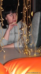 Некоторым мест в зале не хватило - пришлось подглядывать из другого зала