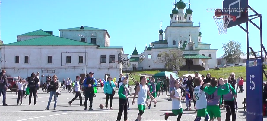 В Соликамске прошло первенство города по уличному баскетболу