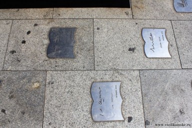 Книжки в тротуарах