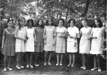 Выпускники 10 "А" (1968 год) с Г.И. Кичигиной