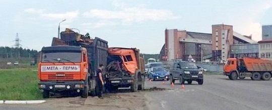В Соликамске столкнулись два КамАЗа