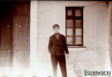 Боровск. У входа в школу №13. Негатив.1962.jpg