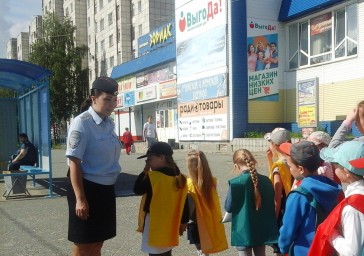 Будущие первоклассники микрорайона «Клестовка» совместно с сотрудниками ГИБДД изучили маршруты до школы 1