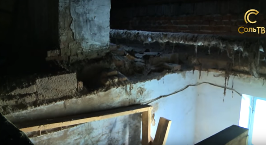1 сентября в доме №15 по улице Розы Землячки произошло частичное обрушение чердачного перекрытия