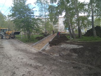 Работы на детской площадке на пересечении улиц Советская-Кузнецова идут полным ходом 2