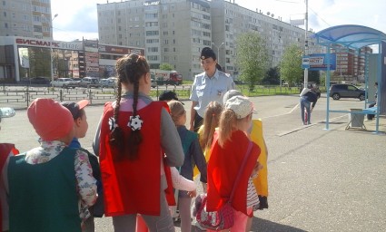 Будущие первоклассники микрорайона «Клестовка» совместно с сотрудниками ГИБДД изучили маршруты до школы 3