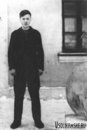 Боровск.  Школа № 13. У входа.1962.jpg