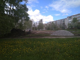 Работы на детской площадке на пересечении улиц Советская-Кузнецова идут полным ходом 3