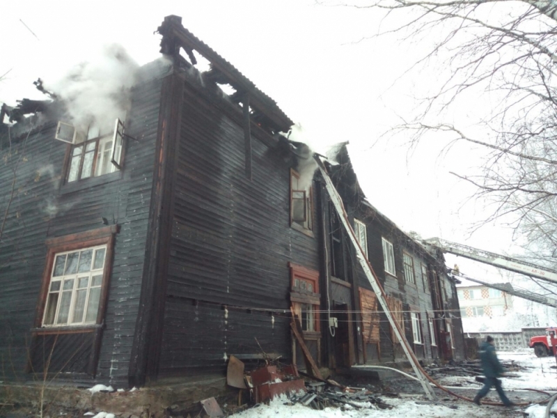 город горит. в соликамске сгорел жилой дом. пожар в соликамске вчера. пожар в соликамске сегодня. дом горит.