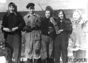 Боровск.  Школа № 13.  Собираем  металлолом.  Ю. Захаров и др.jpg