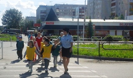 Будущие первоклассники микрорайона «Клестовка» совместно с сотрудниками ГИБДД изучили маршруты до школы 2