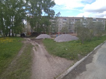 Работы на детской площадке на пересечении улиц Советская-Кузнецова идут полным ходом 4